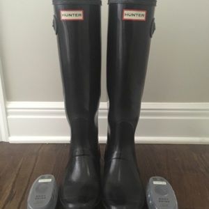 Hunter rain boots with 2 cleaners